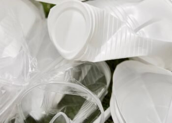 O que significam os números no fundo dos copos de plástico que você usa