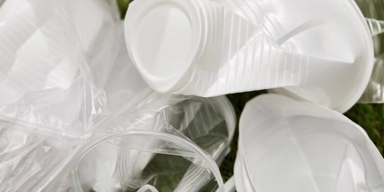 O que significam os números no fundo dos copos de plástico que você usa