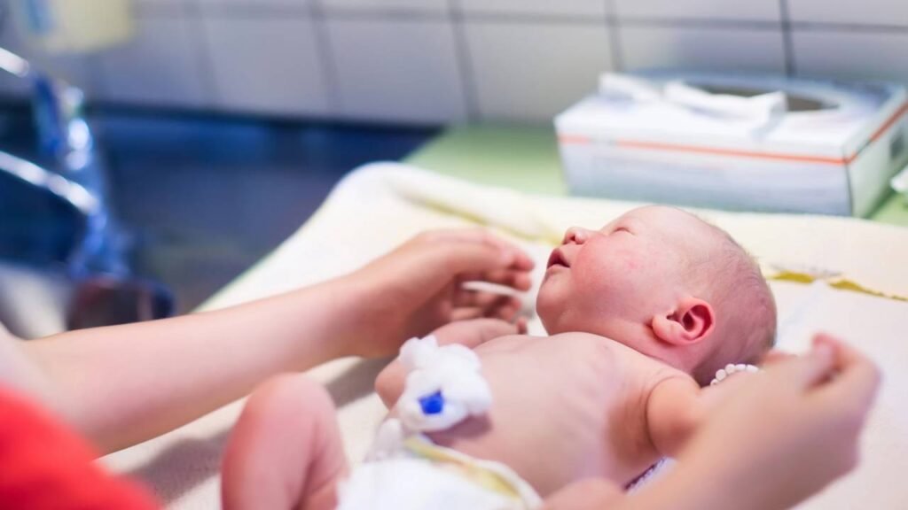 Técnica de assepsia e cuidados essenciais com a região do umbigo em bebês recém-nascidos