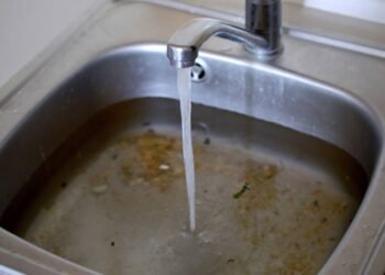 Elimine as bactérias, como desentupir a pia usando itens comuns da casa