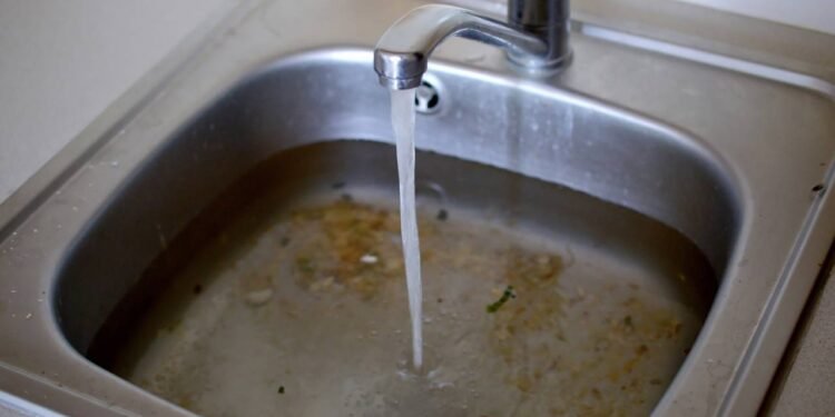 Esse hábito simples evita entupimentos frequentes - Créditos: depositphotos.com / Mehaniq