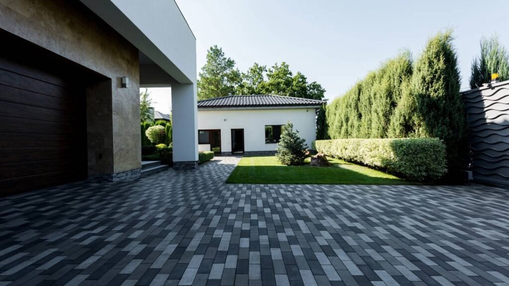 Fachada de casa residencial moderna revitalizada com soluções decorativas de baixo custo e iluminação estratégica