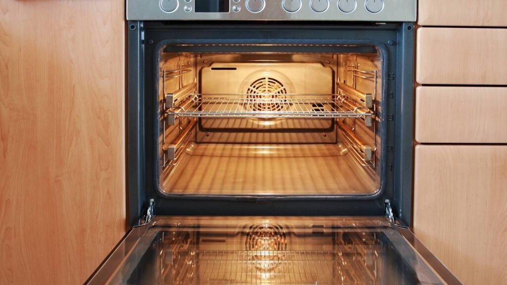 Demonstração de limpeza de forno com aplicação de solução caseira que dissolve gordura e sujeira incrustada sem a necessidade de esfregar