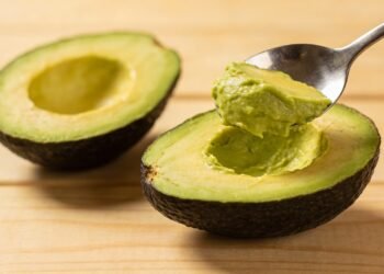 A fruta simples que cuida do coração, da pele e deixa as refeições mais completas