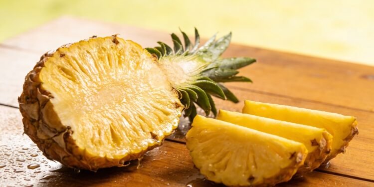 A fruta que amacia carnes, ajuda o intestino e ainda nasce da própria coroa