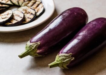 Esse fruto roxo pode ajudar a reduzir o colesterol, proteger a saúde do coração e é fácil de preparar em casa