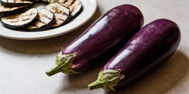 Esse fruto roxo pode ajudar a reduzir o colesterol, proteger a saúde do coração e é fácil de preparar em casa