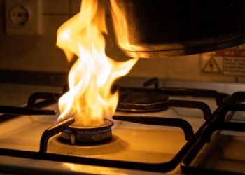 O que significa quando a chama do fogão fica amarela e como resolver esse problema