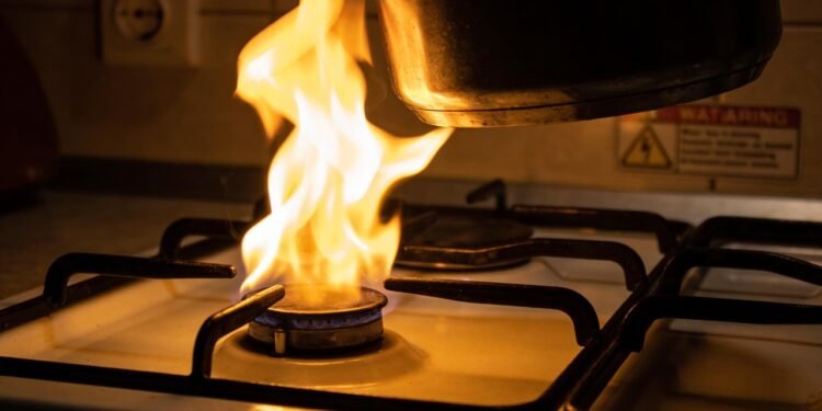 O que significa quando a chama do fogão fica amarela e como resolver esse problema