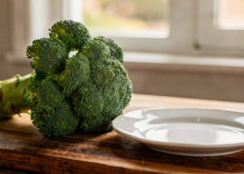 Nem suco detox, nem chá caro: esse vegetal ajuda o fígado a trabalhar melhor e protege o corpo