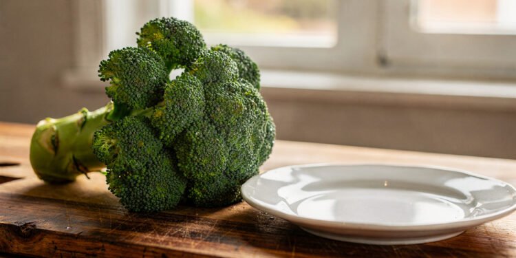 Nem suco detox, nem chá caro: esse vegetal ajuda o fígado a trabalhar melhor e protege o corpo