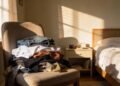 A 'cadeira da roupa': o fenômeno psicológico que cria bagunça no quarto (e como resolver)