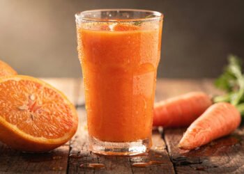 A vitamina "pele de porcelana" que estimula o colágeno e blinda a imunidade contra resfriados