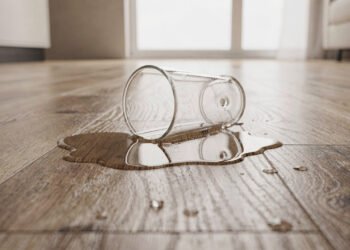 O fim do porcelanato e da madeira: o material inovador e à prova de umidade que domina o design de interiores e reduz os custos nas reformas