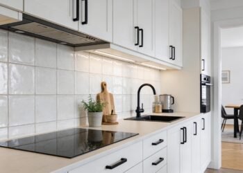 Quanto custa reformar a cozinha apenas com pintura epóxi e novos puxadores para dar cara de nova sem trocar os móveis