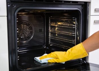 Melhor forma de limpar o forno do fogão sem esforço que poucos conhecem