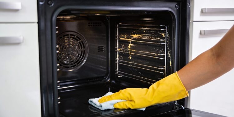 Melhor forma de limpar o forno do fogão sem esforço que poucos conhecem