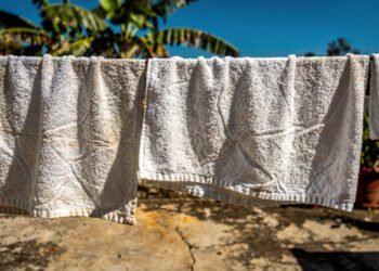 Por que as toalhas ficam ásperas? O erro de as secar ao sol direto no verão