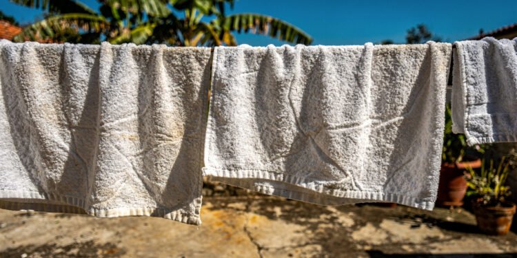 Por que as toalhas ficam ásperas? O erro de as secar ao sol direto no verão
