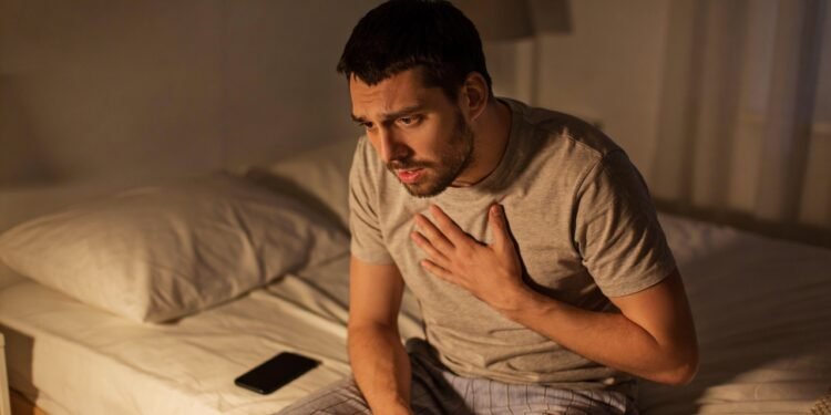 O que significa sentir um aperto no coração do nada, segundo especialistas