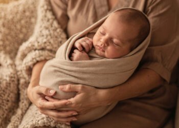 O "Quarto Trimestre" da gestação: por que simular o útero acalma o choro em segundos