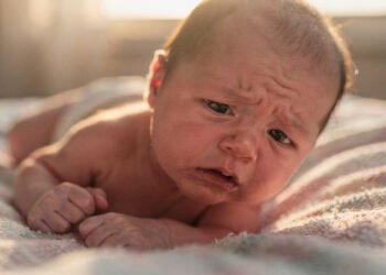 Por que o bebê chora sempre no fim da tarde? A ciência explica a 'Hora da Bruxaria'