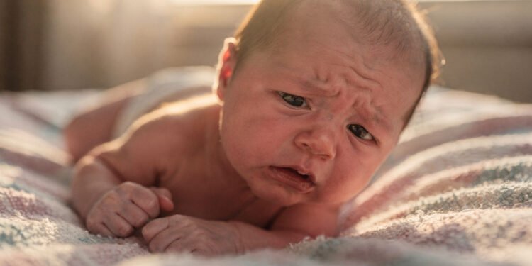 Por que o bebê chora sempre no fim da tarde? A ciência explica a 'Hora da Bruxaria'