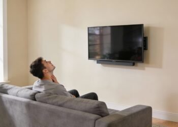 Dor no pescoço? O erro comum de colocar a TV muito alta na parede