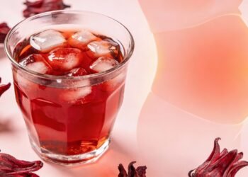 O chá gelado "seca-barriga" que drena a retenção de líquidos melhor que remédios diuréticos