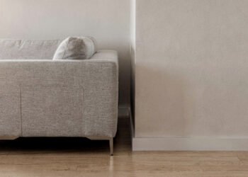 Por que afastar o sofá apenas 10 cm da parede pode transformar a sua sala e melhorar a circulação de arPor que afastar o sofá apenas 10 cm da parede pode transformar a sua sala e melhorar a circulação de ar