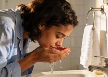 O hábito de 30 segundos ao lavar o rosto com água gelada para "resetar" o sistema nervoso e parar a ansiedade na hora