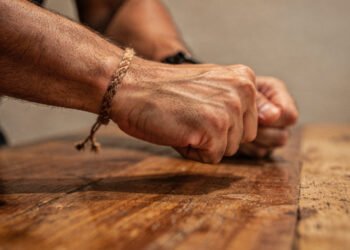 O que significa bater três vezes na madeira?