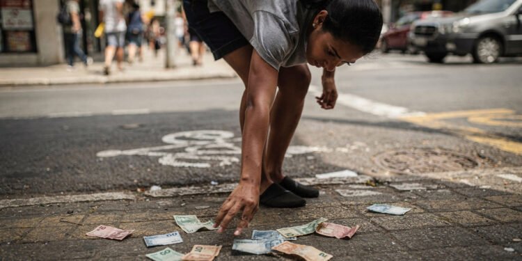 O verdadeiro significado de encontrar dinheiro na rua, segundo crenças