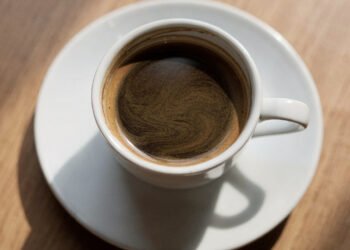 A proporção áurea "2:1" que transforma seu café comum em um nootrópico de foco laser
