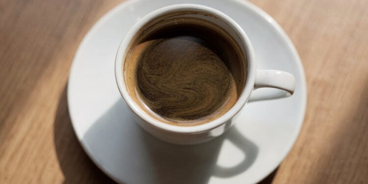 A proporção áurea "2:1" que transforma seu café comum em um nootrópico de foco laser