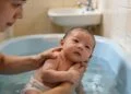 Banho, troca e umbigo: guia de higiene real para o recém-nascido