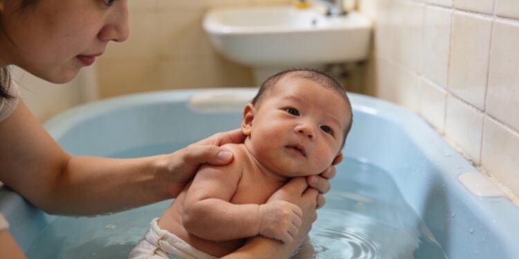 Banho, troca e umbigo: guia de higiene real para o recém-nascido