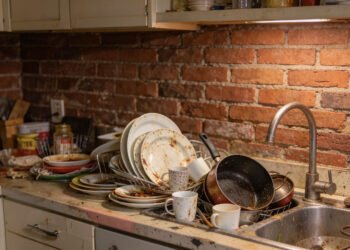 O que significa acumular louça suja na pia no dia a dia?