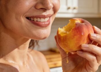 A fruta suculenta que pode deixar sua pele mais viçosa e o intestino mais regular