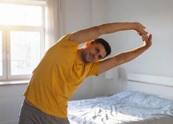 Os 5 alongamentos para fazer em 10 minutos e começar o dia bem