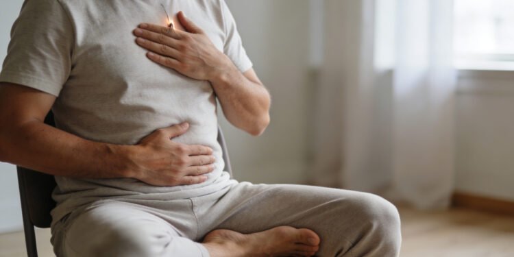 O exercício de respiração feito sentado que ajuda a baixar a pressão e relaxar as artérias em segundos