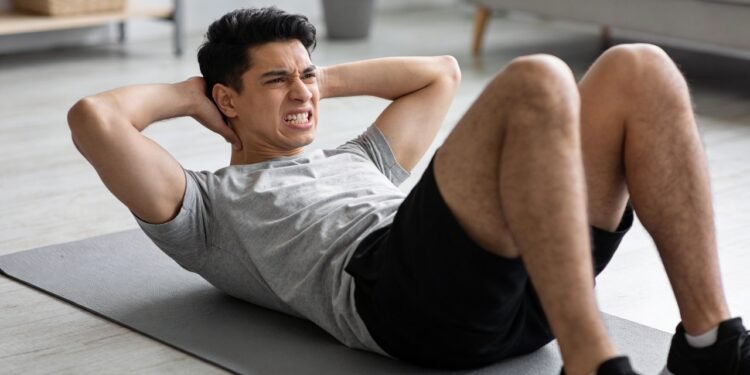 O erro comum ao fazer abdominal que está prejudicando a sua coluna e não queima a gordura da barriga