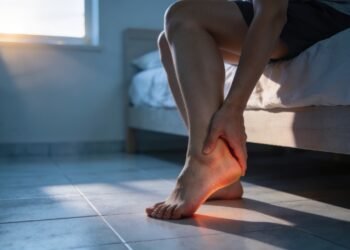 O sinal discreto na sola dos pés que indica que o seu corpo está inflamado e como resolver com um ajuste na dieta