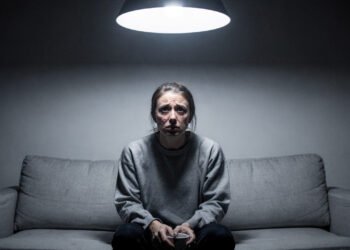 Por que você odeia a luz do teto da sua sala? A psicologia da iluminação explica o 'efeito hospital