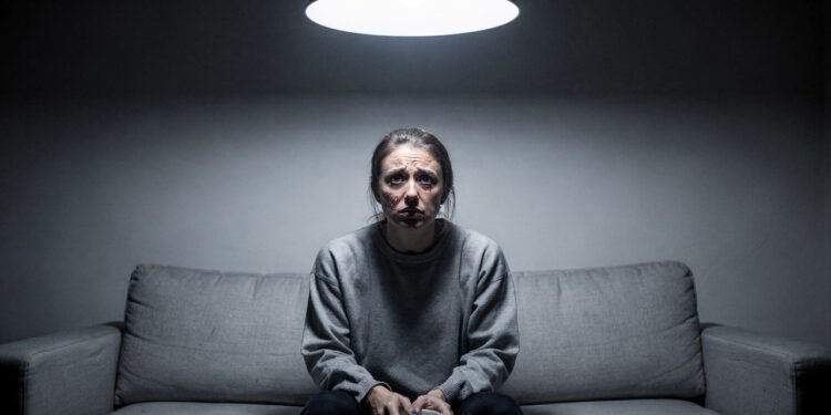 Por que você odeia a luz do teto da sua sala? A psicologia da iluminação explica o 'efeito hospital