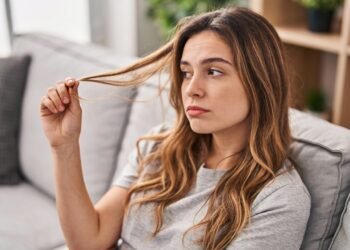 O que significa enrolar o cabelo no dedo e por que esse gesto surge sem você perceber