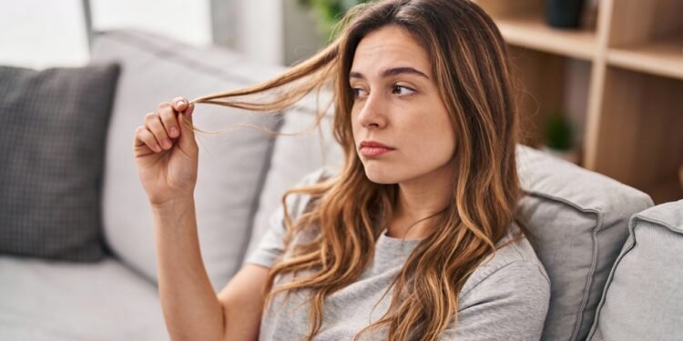 O que significa enrolar o cabelo no dedo e por que esse gesto surge sem você perceber