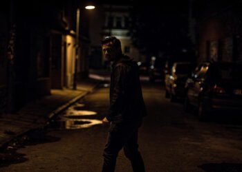 O que significa sentir que alguém está olhando para você sem ver ninguém ao redor?