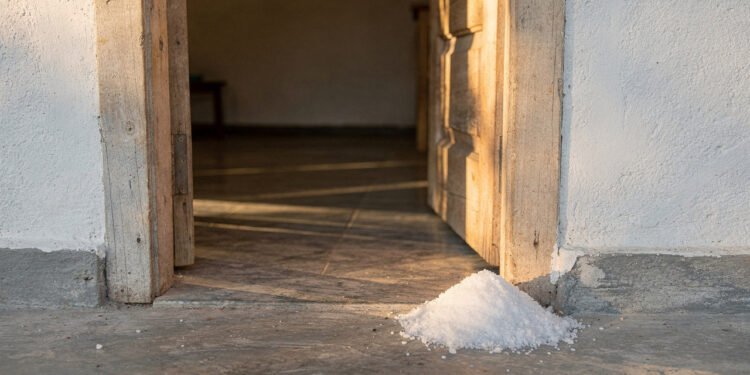 O que significa colocar sal grosso na porta de casa?