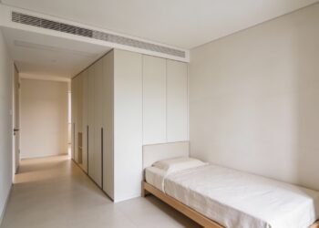 Onde colocar a cama para ter mais espaço em um quarto pequeno